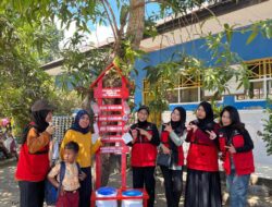 Mahasiswa KKNT 116 Kel. Bontomate’ne Papan Edukasi Waktu Terurai Sampah
