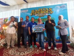 Warnita dan Wahyu Susanti Dapat Doorprize Umroh dari FIFGROUP