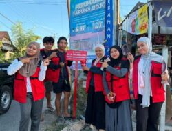 Mahasiswa KKN-T Inovasi Desa Gel. 116 Pasang Plan Penanda Jalan di Kelurahan Arawa