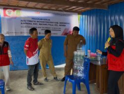 Mahasiswi KKN Unhas memperkenalkan Budikdamber untuk masyarakat Kelurahan Arawa.