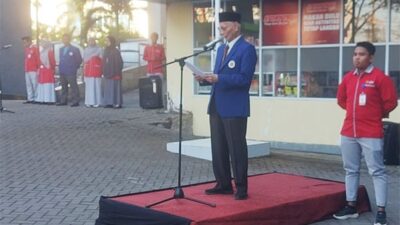Inspektur Upacara Direktur RS PKU Muhammadiyah Unismuh Makassar Prof Syarifuddin Wahid