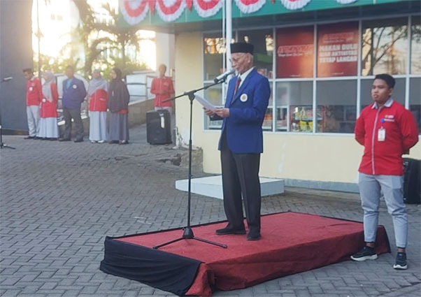 Inspektur Upacara Direktur RS PKU Muhammadiyah Unismuh Makassar Prof Syarifuddin Wahid