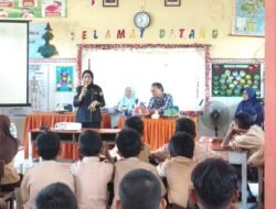 Dr Sri Gusty Berbagi Tips Menulis di SDN Tanggul Patompo 2 Makassar