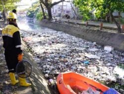 DPU dan BPBD Makassar Kolaborasi Bersihkan Kanal Mamajang