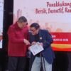 AB Iwan Azis Menerima Penghargaan sebagai Tokoh Masyarakat Teladan dan Inspiratif