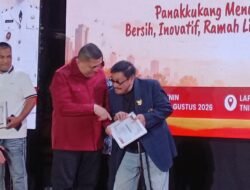 AB Iwan Azis Menerima Penghargaan sebagai Tokoh Masyarakat Teladan dan Inspiratif