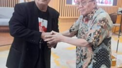 Teks foto : Ketua Taman Inspirasi Sastra Indonesia (TISI) Octavianus Masheka (Bung Octa) bersalaman dengan Maestro Penyair Indonesia Taufiq Ismail usai ucapkan deklarasi bersama Taufiq Ismail sebagai calon peraih hadiah Nobel Sastra Dunia di PDS.HB.Jassin, TIM, Jakarta, Minggu, 6 September 2026.(Foto : Lasman Simanjuntak)
