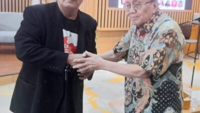 Teks foto : Ketua Taman Inspirasi Sastra Indonesia (TISI) Octavianus Masheka (Bung Octa) bersalaman dengan Maestro Penyair Indonesia Taufiq Ismail usai ucapkan deklarasi bersama Taufiq Ismail sebagai calon peraih hadiah Nobel Sastra Dunia di PDS.HB.Jassin, TIM, Jakarta, Minggu, 6 September 2026.(Foto : Lasman Simanjuntak)