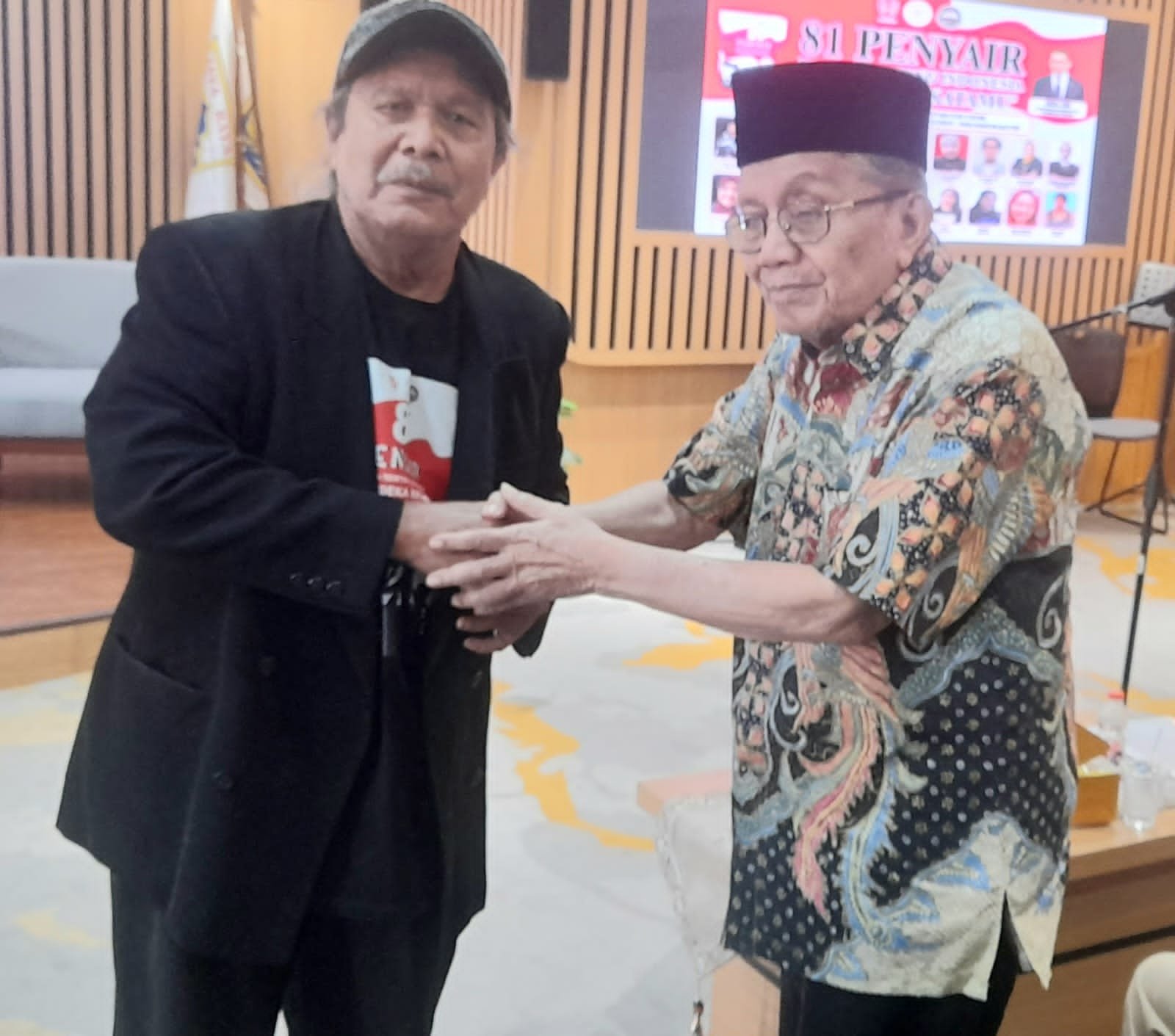 Teks foto : Ketua Taman Inspirasi Sastra Indonesia (TISI) Octavianus Masheka (Bung Octa) bersalaman dengan Maestro Penyair Indonesia Taufiq Ismail usai ucapkan deklarasi bersama Taufiq Ismail sebagai calon peraih hadiah Nobel Sastra Dunia di PDS.HB.Jassin, TIM, Jakarta, Minggu, 6 September 2026.(Foto : Lasman Simanjuntak)