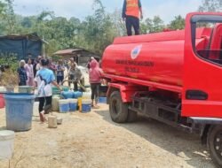 Warga Terdampak Kemarau, BPBD Toraja Utara Bagikan Air Bersih
