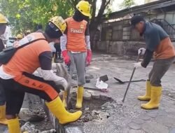 Satgas Drainase DPU Makassar Keruk Sedimen Saluran di Jalan Ujung Pandang
