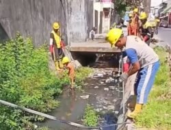 DPU Makassar Bersihkan Saluran Sekunder Jalan S. Kelara