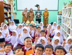 Zahir Juana Ridwan Berbagi Tips Membuat Pantun di SD Negeri Borong Makassar