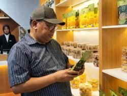 Daeng Manye Kunjungi Gerai Oleh-oleh Khas Takalar di Bandara Sultan Hasanuddin