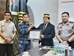 Ungkap Penipuan Digital Mencatut Namanya, Gubernur Kaltara Serahkan Penghargaan ke Ditreskrimsus Polda Sulsel