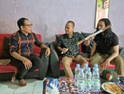 MALLARANGAN TUTU ANGGOTA DPRD SULSEL CIUM PEDANG Di RUMAH GURU MENGAJI LORONG, ADA APA?