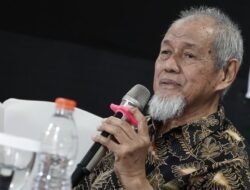 Prof. M. Asfah Rahman: Buku Antologi Puisi Tiga Bahasa Tentang Syekh Yusuf Al-Makassari