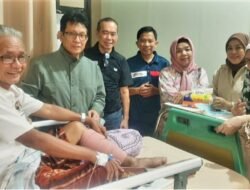 Ketua PWI Sulsel Jenguk Ibrahim Manisi di Parepare