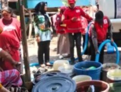 Edukasi Penggunaan Air Bijak Disampaikan Tim Penggerak PKK bersama PMI Kabupaten Takalar Saat Penyaluran Bantuan di Laikang